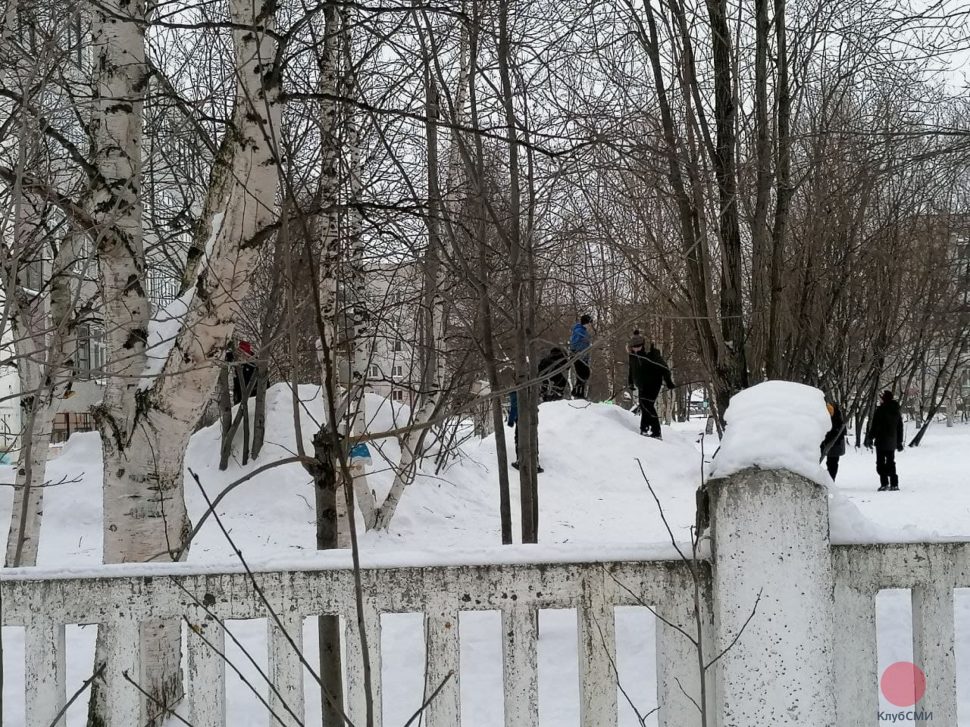 Жители Северодвинска жалуются на уборку снега и падающие льдины